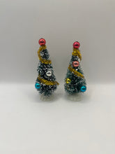 Load image into Gallery viewer, 4914 - Pair of decorated Christmas trees, 11cm high