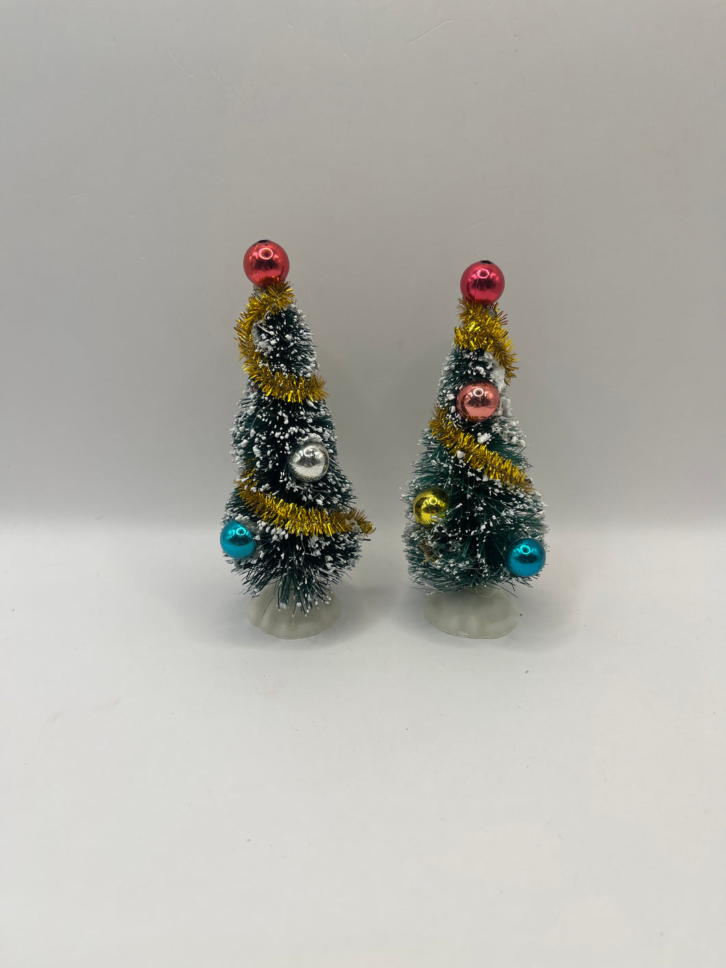 4914 - Pair of decorated Christmas trees, 11cm high