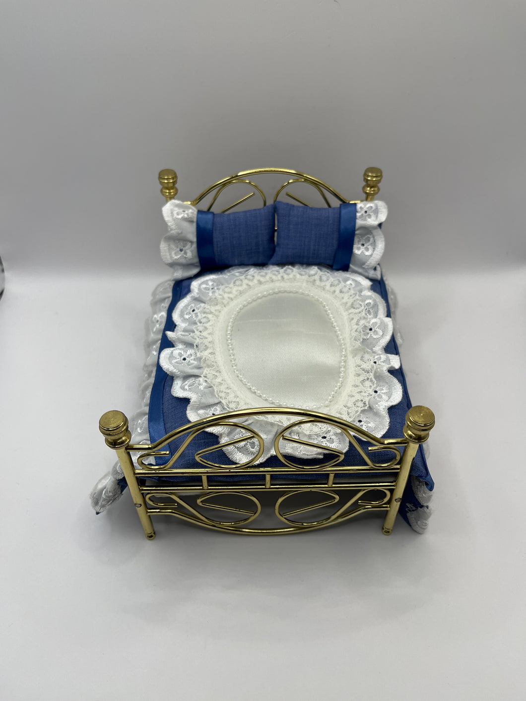 AB093 - Brass double bed with blue bedding