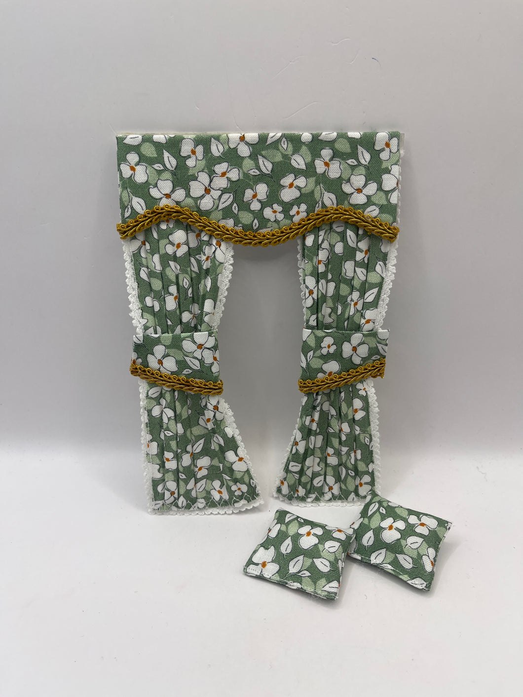 YD042 - Curtains with matching cushions