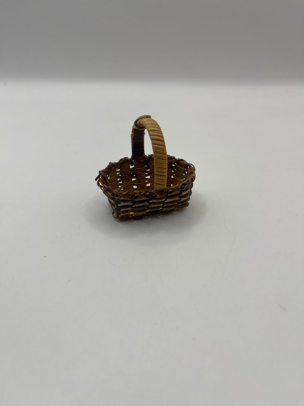 ACC122 - Wicker carry basket