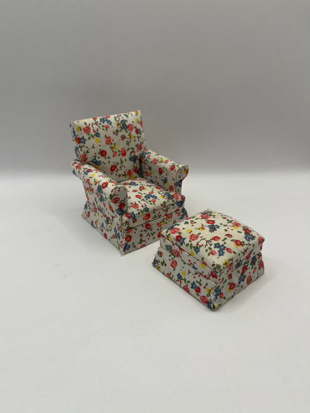 LOU018 - Floral armchair and footstool