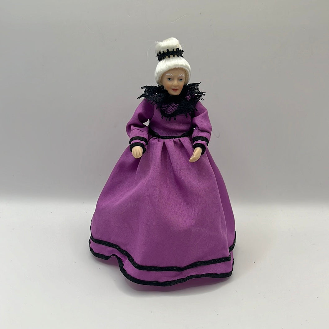 DOL068 - Lady in purple dress