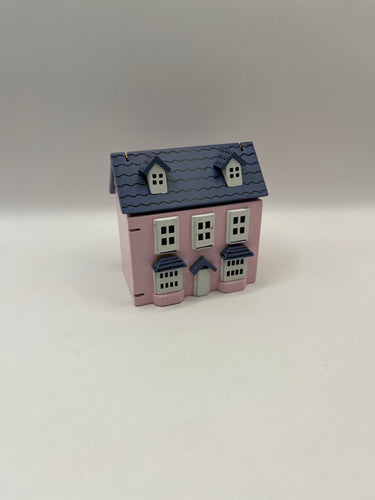 NUR014 - Toy dolls house