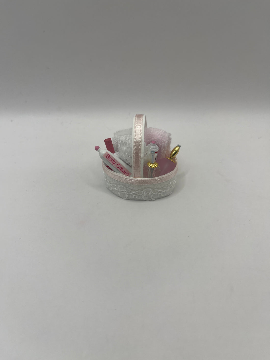 D2403 - Basket of toiletries