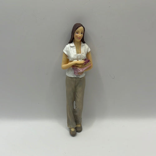 DOL021 - Modern resin lady carrying towels