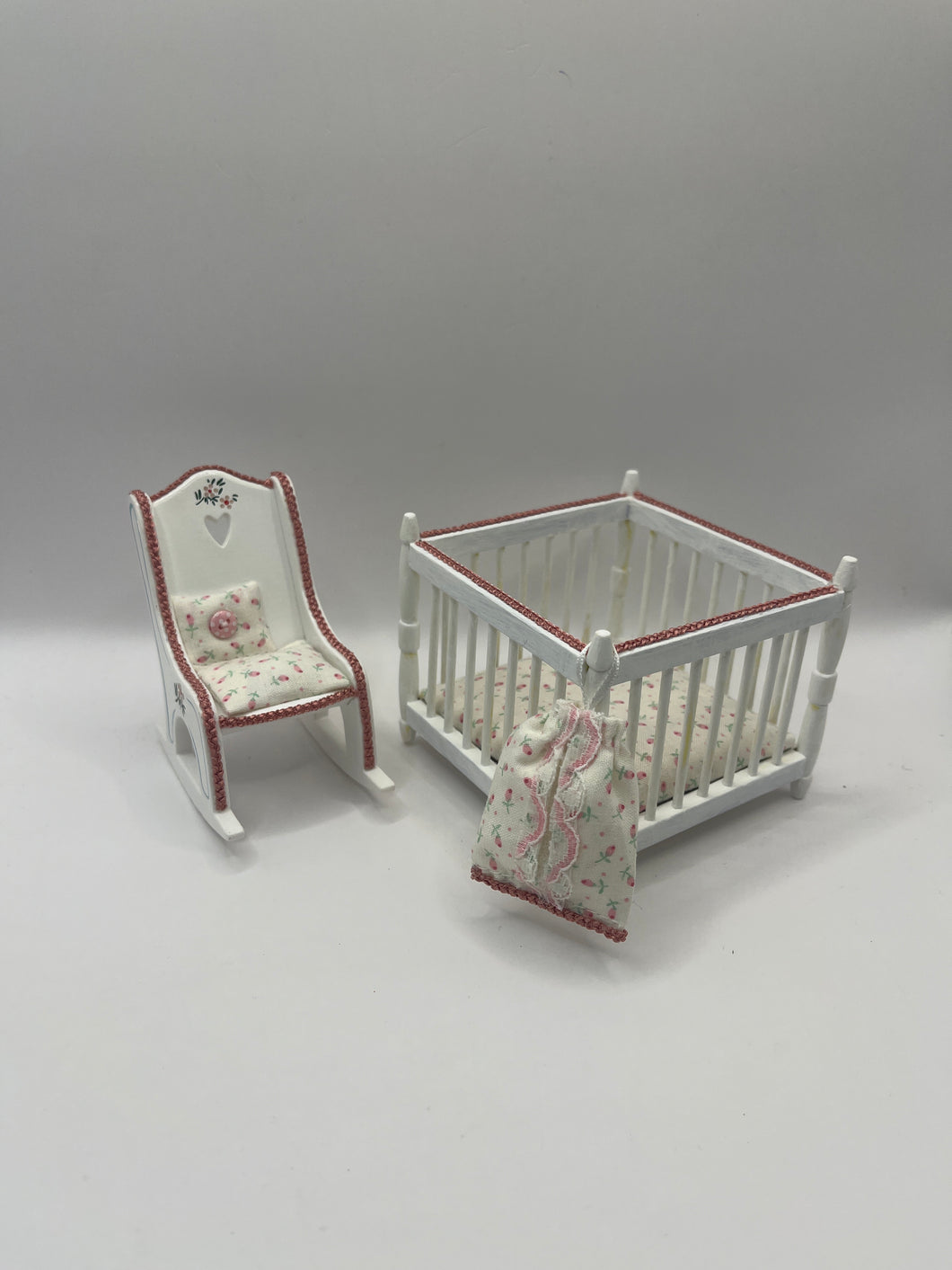 YD052 - Nursing chair and playpen with matching nappy sack