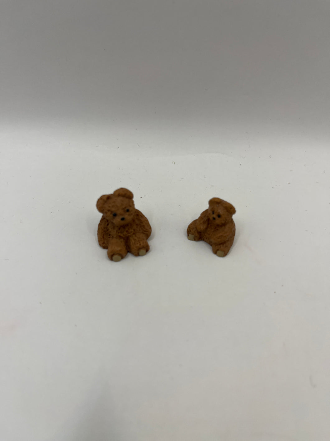 ACC073 - Pair of resin teddy bears
