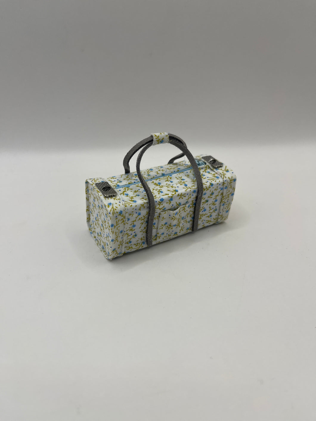 YD073 - White floral hold-all