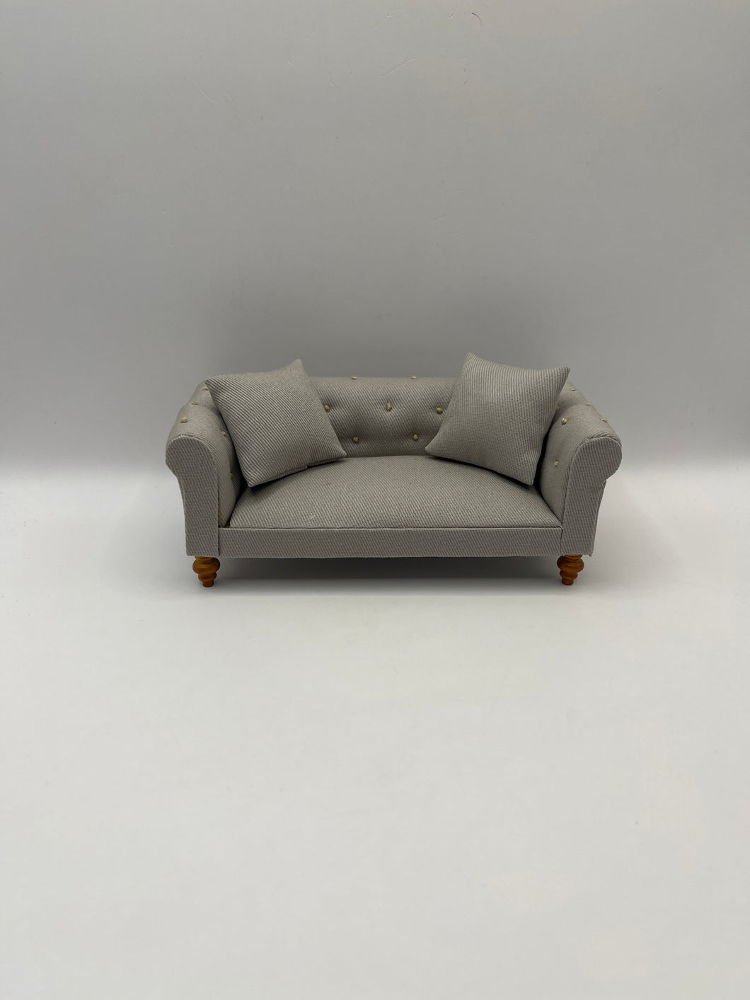 LOU068 - Grey chesterfield sofa