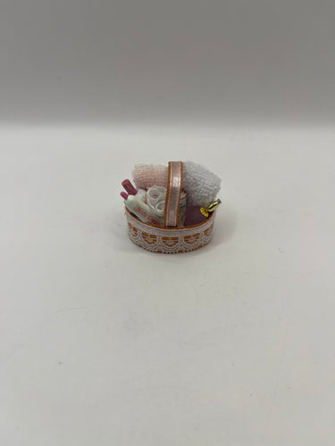 ACC100 - Basket of toiletries