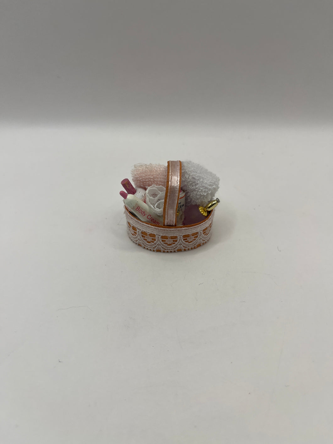 ACC100 - Basket of toiletries