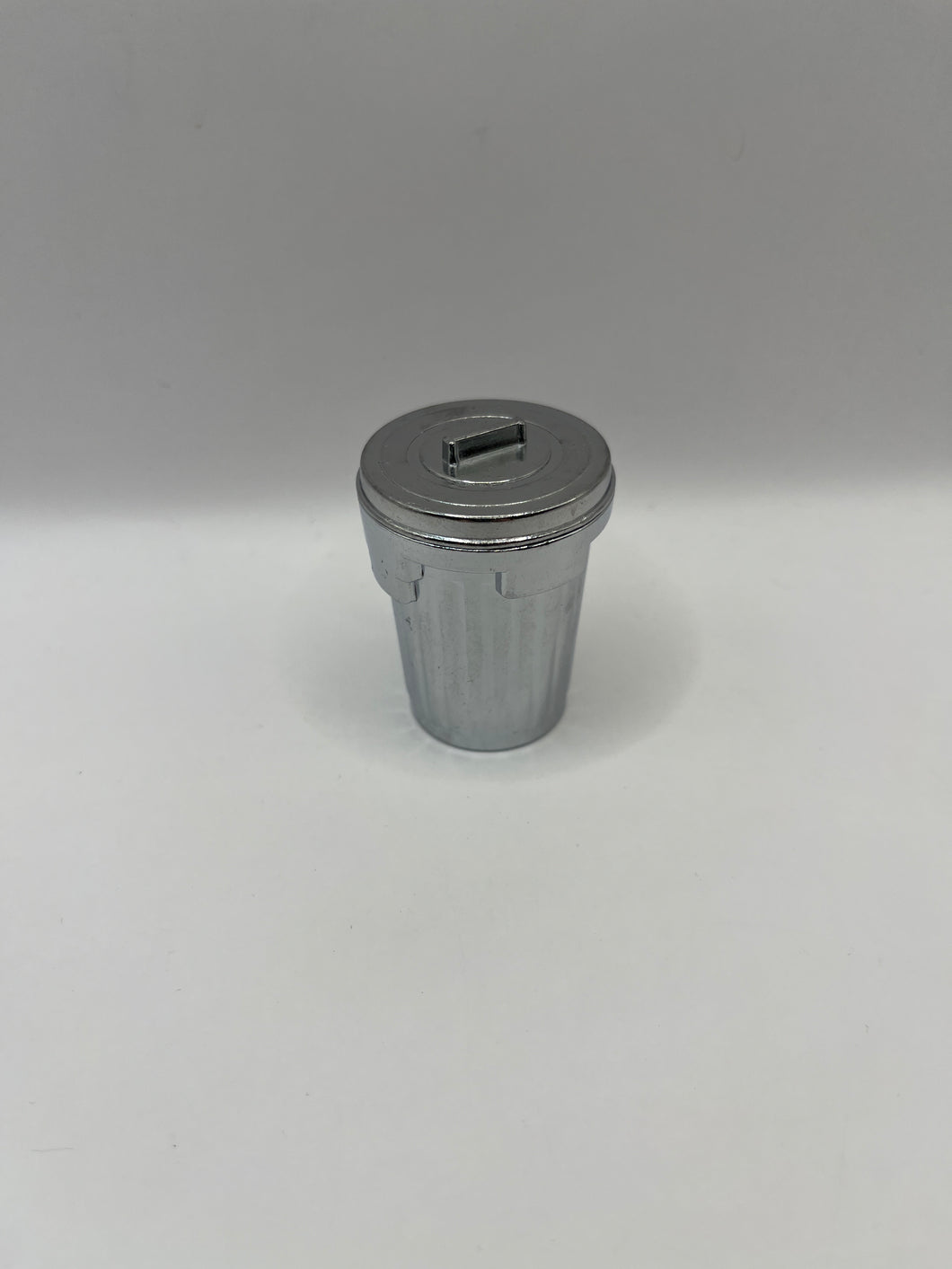 OUT055 - Metal dustbin with hinged lid