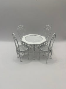 OUT010 - White metal garden table and 4 chairs