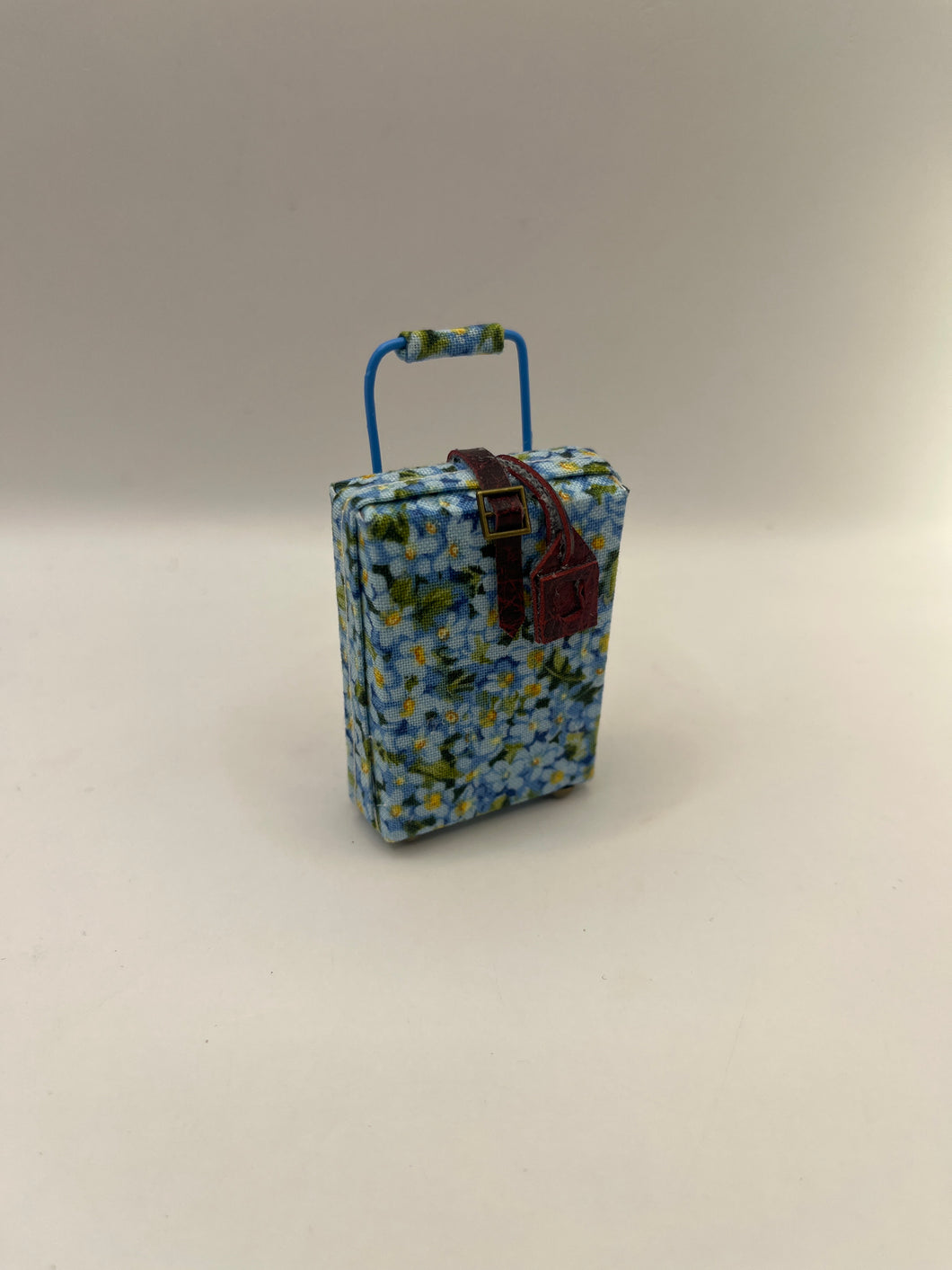 YD124 - Pull along upright suitcase