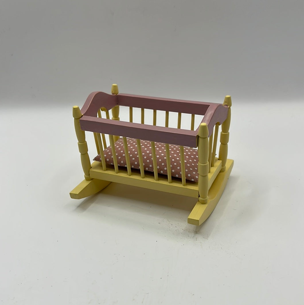 NUR011 - Yellow rocking crib