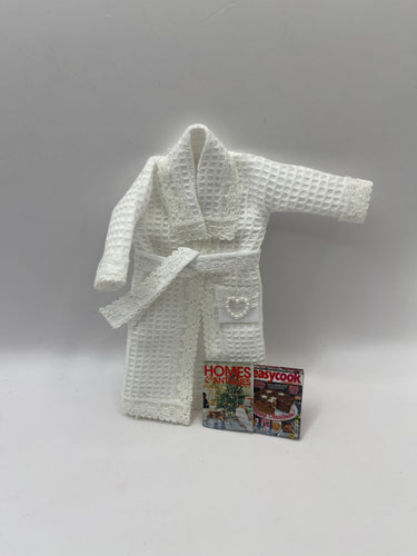 YD123 - Bath robe with magazines