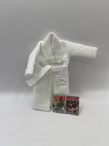 YD123 - Bath robe with magazines