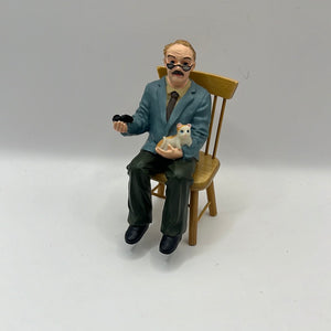 DP209 - Seated grandpa resin figure with cat