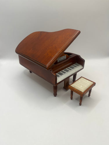 HOB002 - Grand piano with stool
