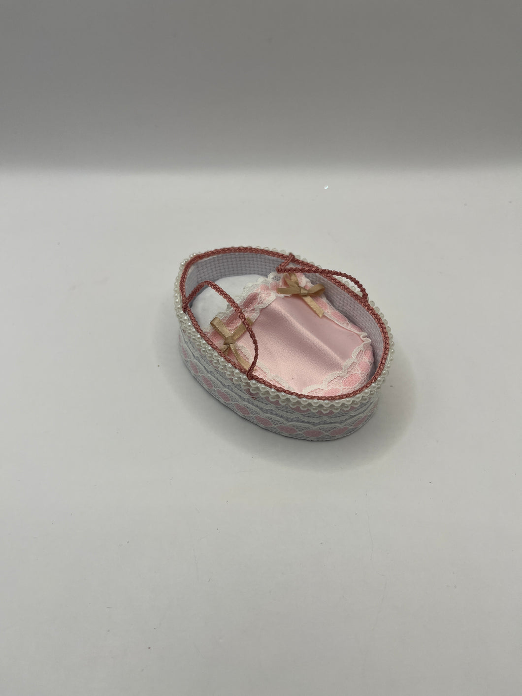 YD085 - Pink and white Moses basket