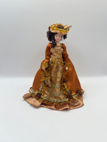 DOL169 - Lady in russet dress