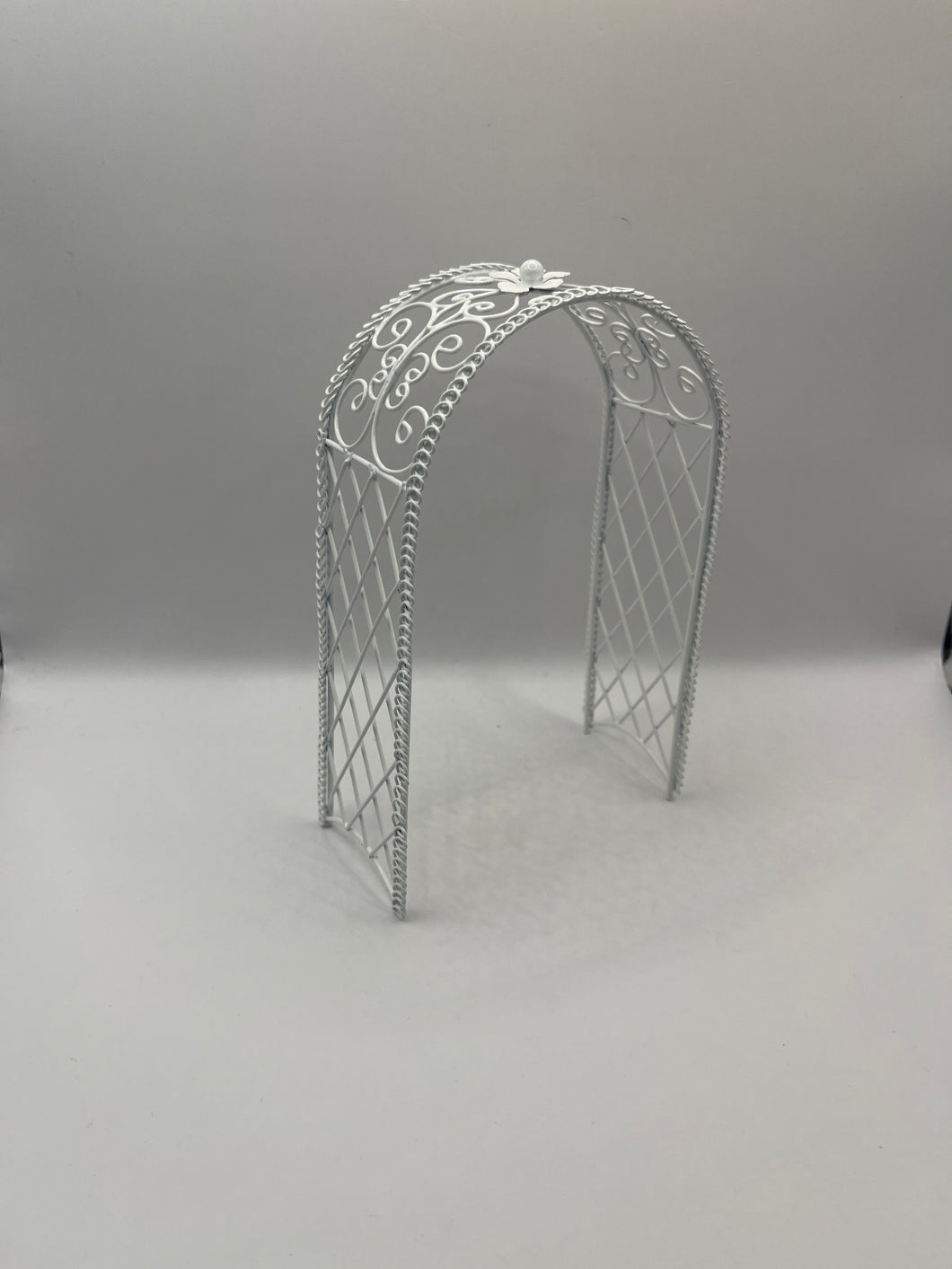 OUT063 - White metal garden trellis arch