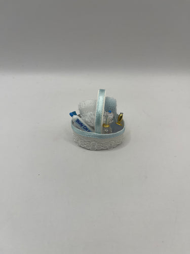 D2402 - Basket of toiletries