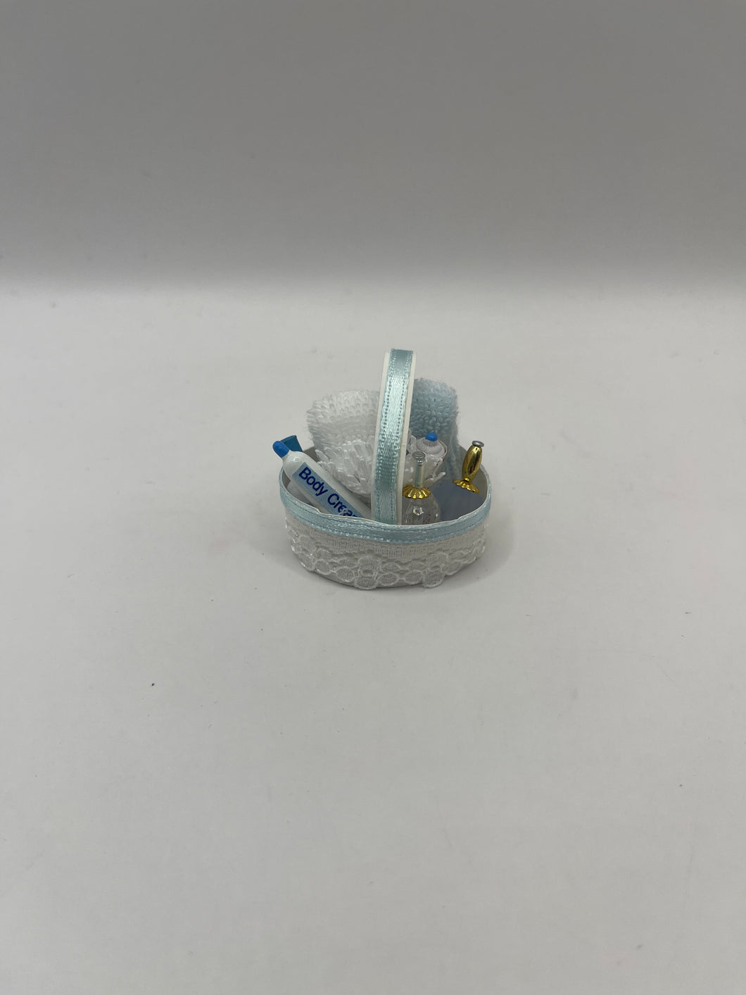 D2402 - Basket of toiletries