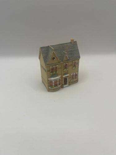 ACC204 - Holme Lodge toy resin dolls house