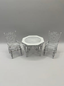 OUT060 -  White metal table and 2 chairs