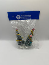 Load image into Gallery viewer, 4914 - Pair of decorated Christmas trees, 11cm high