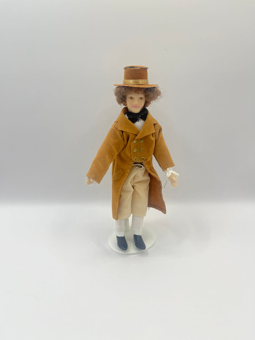 DOL072 - Man in beige suit with hat