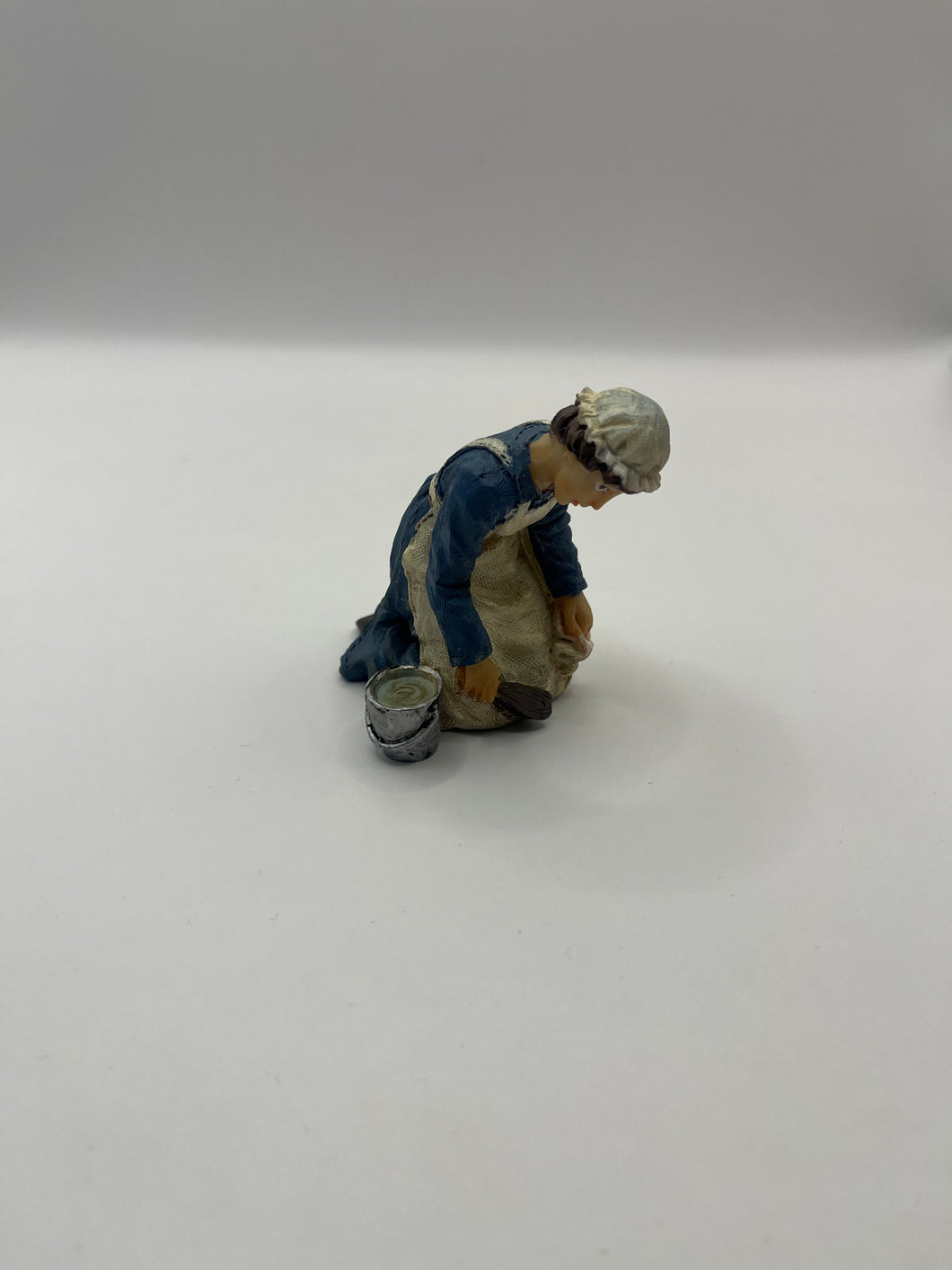 DP307 - Maid with bucket
