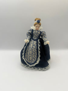 DOL093 - Lady in Tudor dress