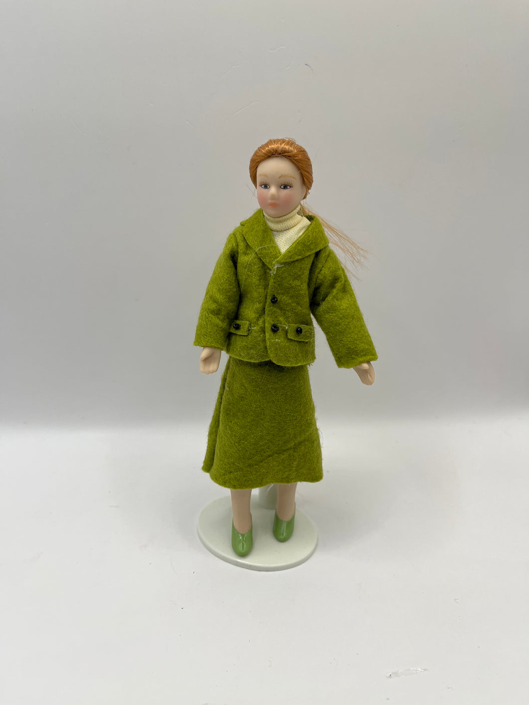 DOL056 - Lady in green suit