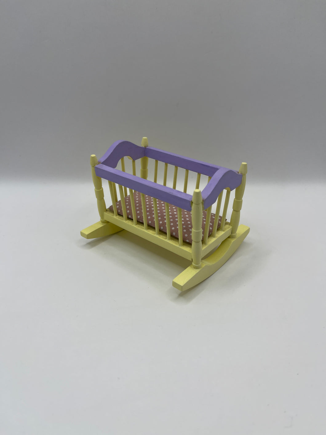 NUR066 - Yellow rocking crib