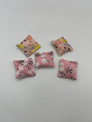 YD043 - 5 peach and pink floral cushions