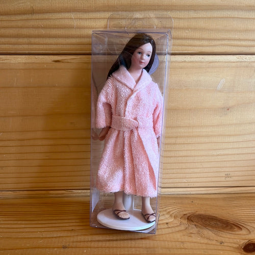 DOL123 - Lady in pink bathrobe