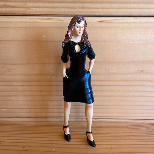 DOL045 - Modern lady in black dress